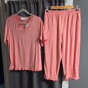 NWT VTG National Womens Pajamas Peach Lacy V-Neck Ruffly Hems Capri Sz S